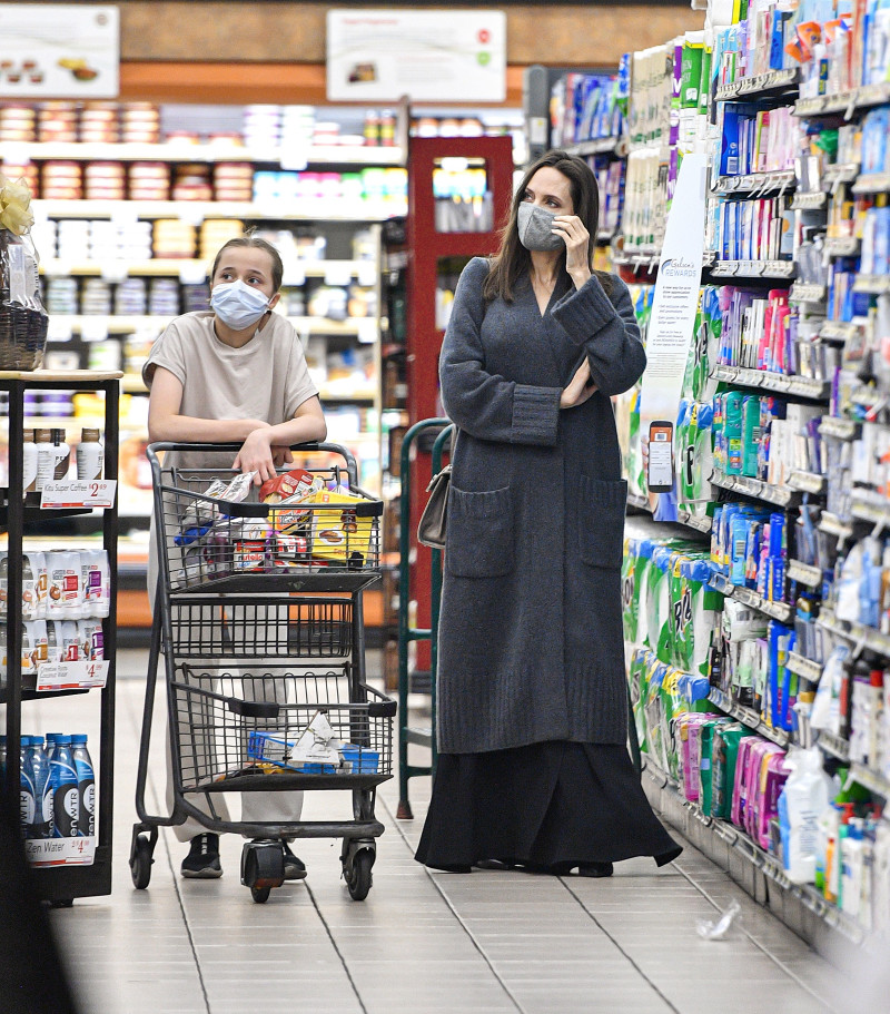 EXCLUSIVE: Angelina Jolie Does Some Grocery Shopping With Daughter Vivienne at Gelson's Supermarket in Hollywood, CA.