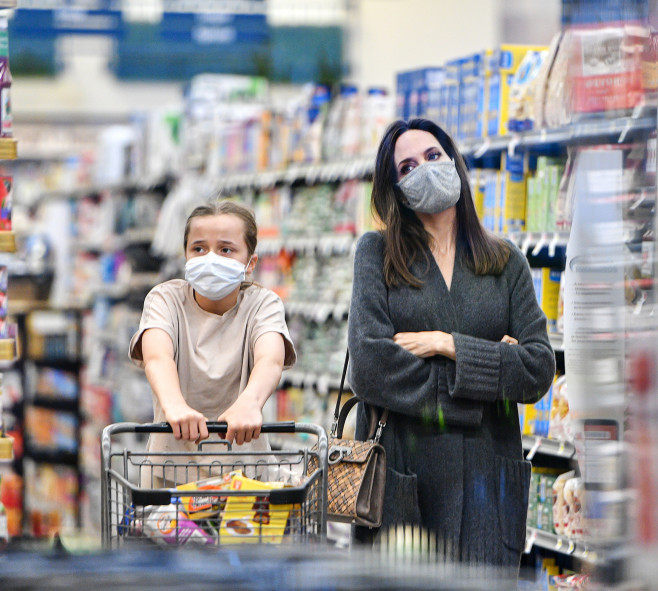 EXCLUSIVE: Angelina Jolie Does Some Grocery Shopping With Daughter Vivienne at Gelson's Supermarket in Hollywood, CA.