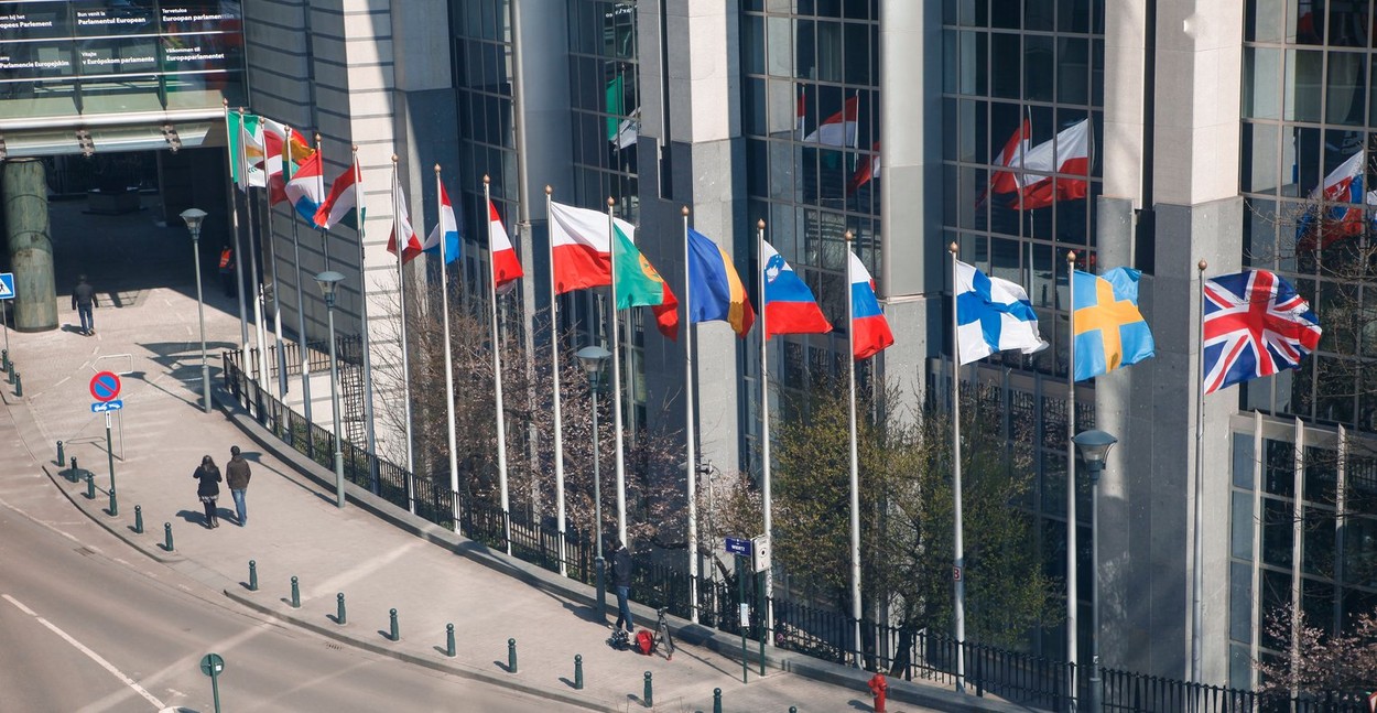 Cinci eurodeputați sunt scutiți de a arăta certificatul COVID, dar trebuie să prezinte rezultatul unui test negativ ca să intre în PE