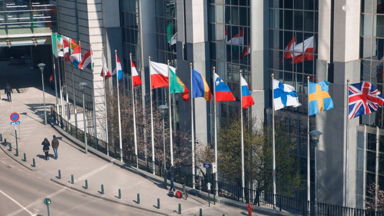 sediul parlamentului european din bruxelles zona cu steaguri