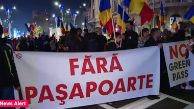 Câteva sute de oameni protestează, duminică seara, în Piaţa Universităţii din București