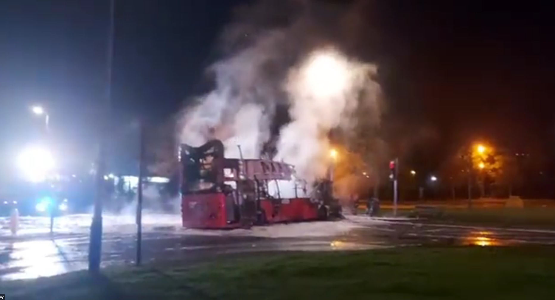Brexitul readuce violența în Irlanda de Nord. Un autobuz dintr-o suburbie a oraşului Belfast a fost deturnat şi incendiat