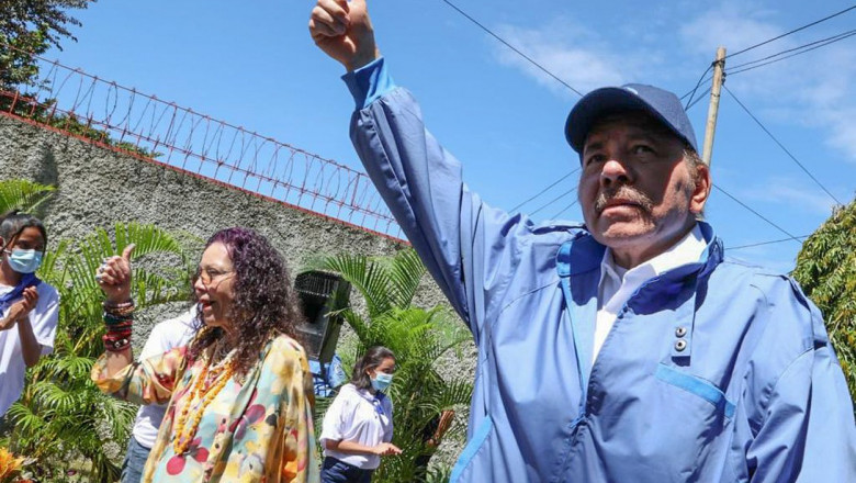 Daniel Ortega gesticulează în aer