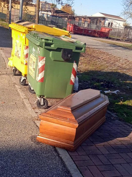 Indignare într-un oraș din Italia unde un sicriu a fost abandonat lângă tomberoane