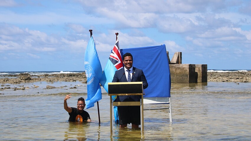 Ministrul de externe din Tuvalu, la costum și cravată, a făcut o declarație de presă pentru COP26, stând în mare până la genunchi