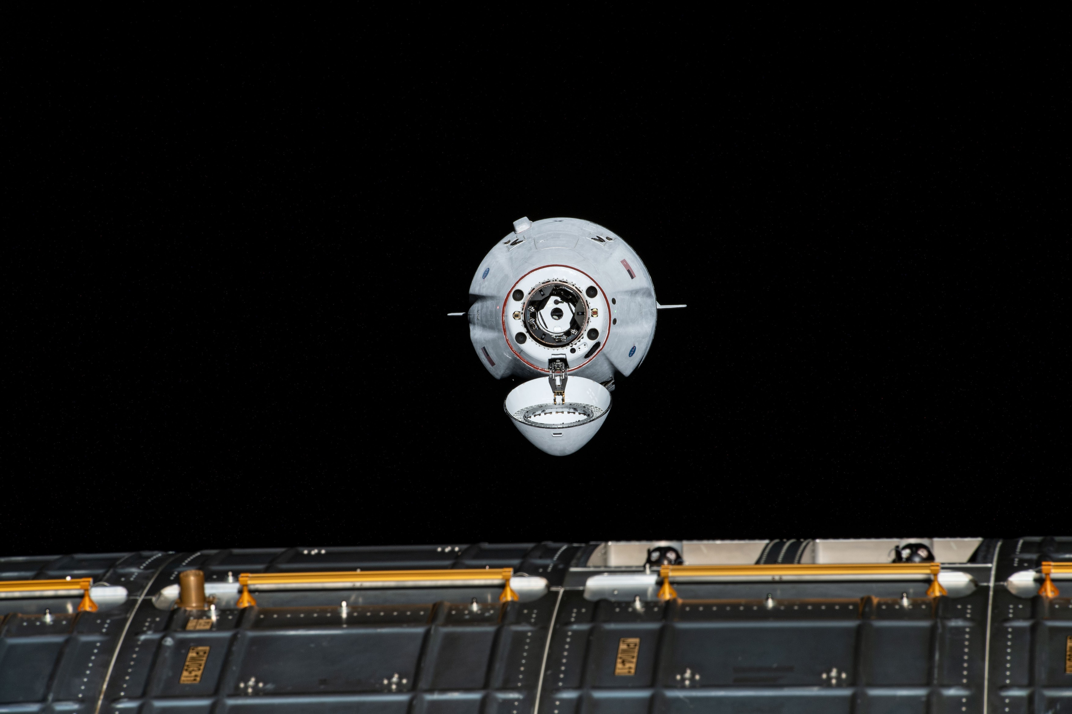 S-a stricat toaleta din capsula SpaceX. Astronauții NASA sunt nevoiți să poarte scutece
