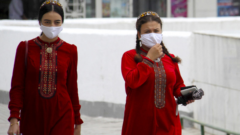 turkemnista femei pe strada cu masca