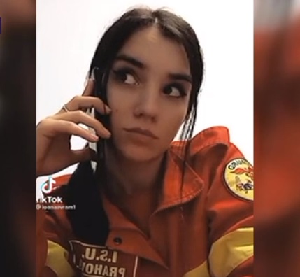 O voluntară ISU a fost dată afară după un clip ironic pe care l-a postat pe TikTok