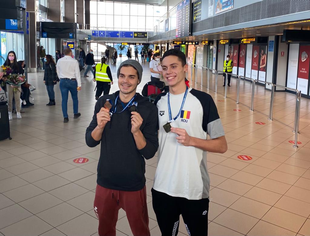David Popovici și Robert Glință au revenit în țară după performanțe de la Campionatul European de la Kazan