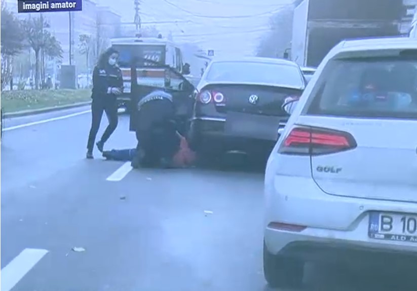 VIDEO. Șoferi beți, încătușați în mijlocul străzii. Un conducător auto a fost reținut după ce a lovit un pieton în București
