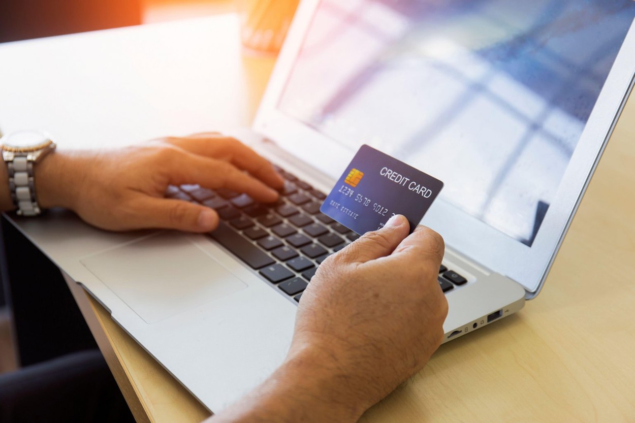 O femeie i-a dat 300.000 de lire unui bărbat cunoscut online. Credea că-și vor cumpăra o casă împreună, deși nu s-au întâlnit niciodată