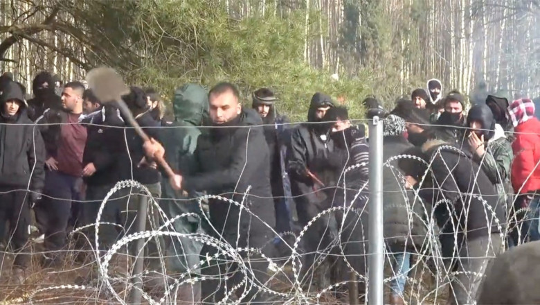 Migranti inceacra sa darame gardul de sarma la granita belarus polonia