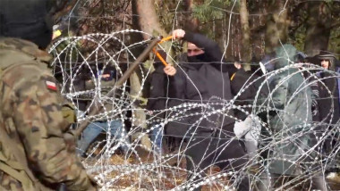 Migranti inceacra sa taie cu clestele gardul de sarma la granita belarus polonia