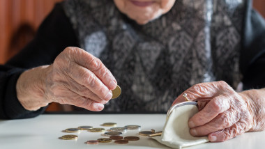 pensionara care numara niste monede