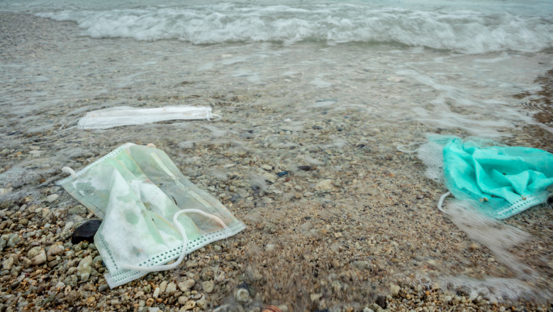 Peste 25.000 de tone de deşeuri de plastic produse în pandemie au ajuns în oceanele lumii