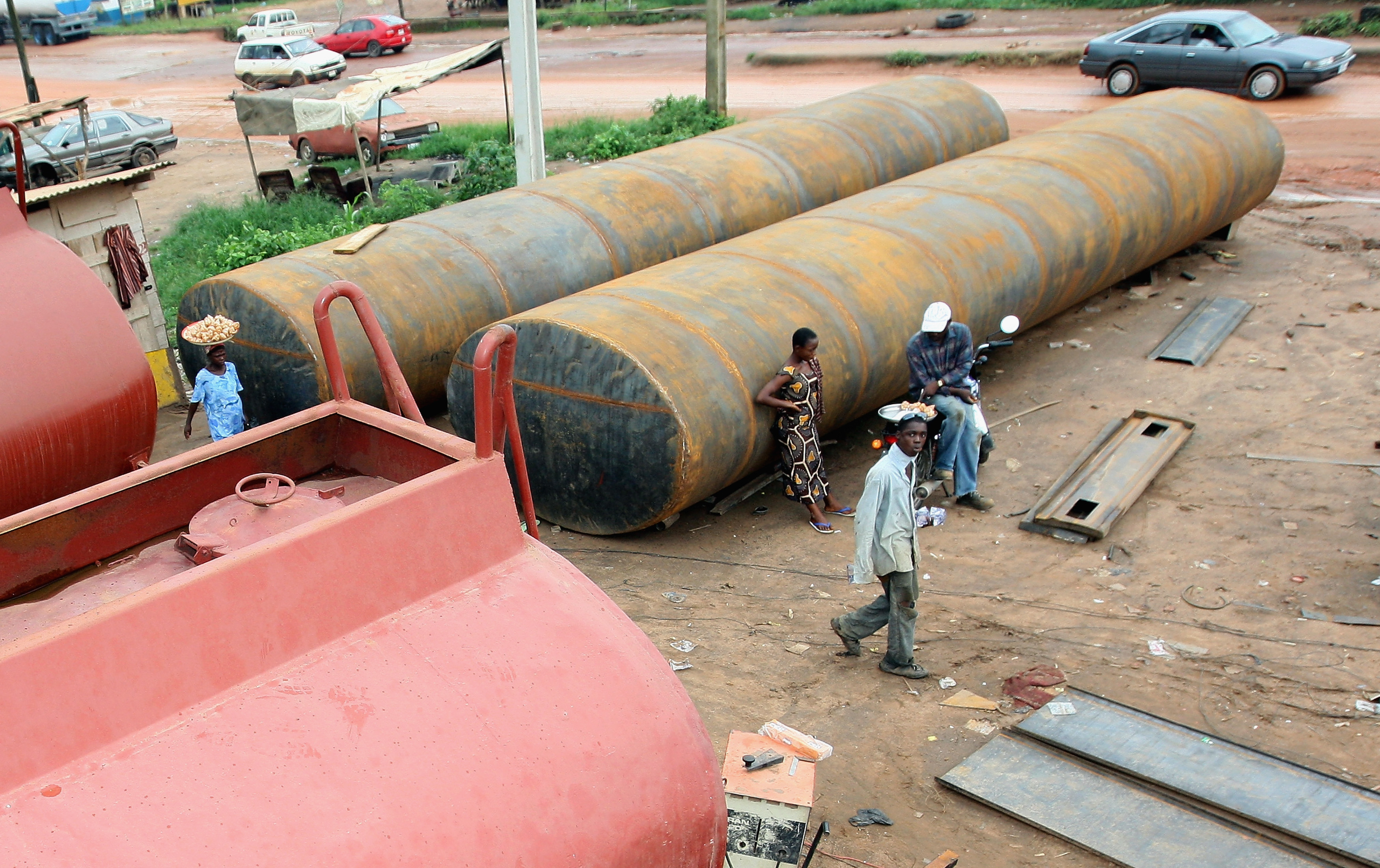 "Blestemul resurselor". Cum a ajuns țara cu cele mai mari rezerve de petrol din Africa să cadă în capcana propriei bogății