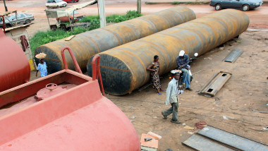 oameni langa o conducta de petrol in nigeria