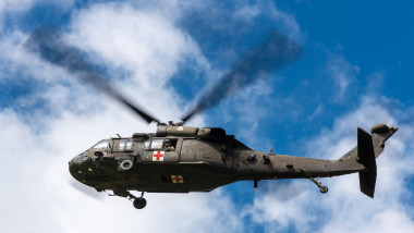 Elicopter Black Hawk cu semnul crucii rosii folosit în operațiuni de salvare