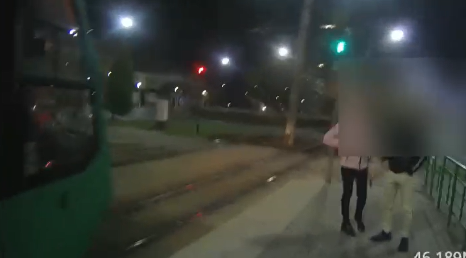 VIDEO. Tânăr bolnav de COVID-19 prins plimbându-se cu tramvaiul în Arad. Le-a atras atenția jandarmilor pentru că nu purta mască