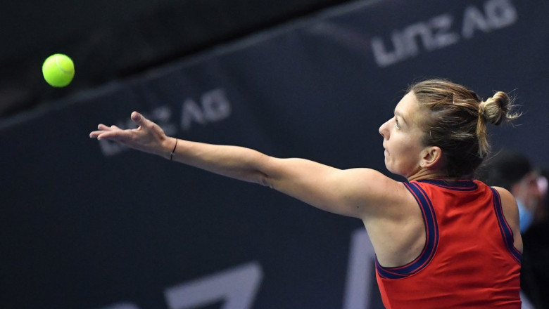 Simona Halep servește într-un meci la turneul de la Linz.