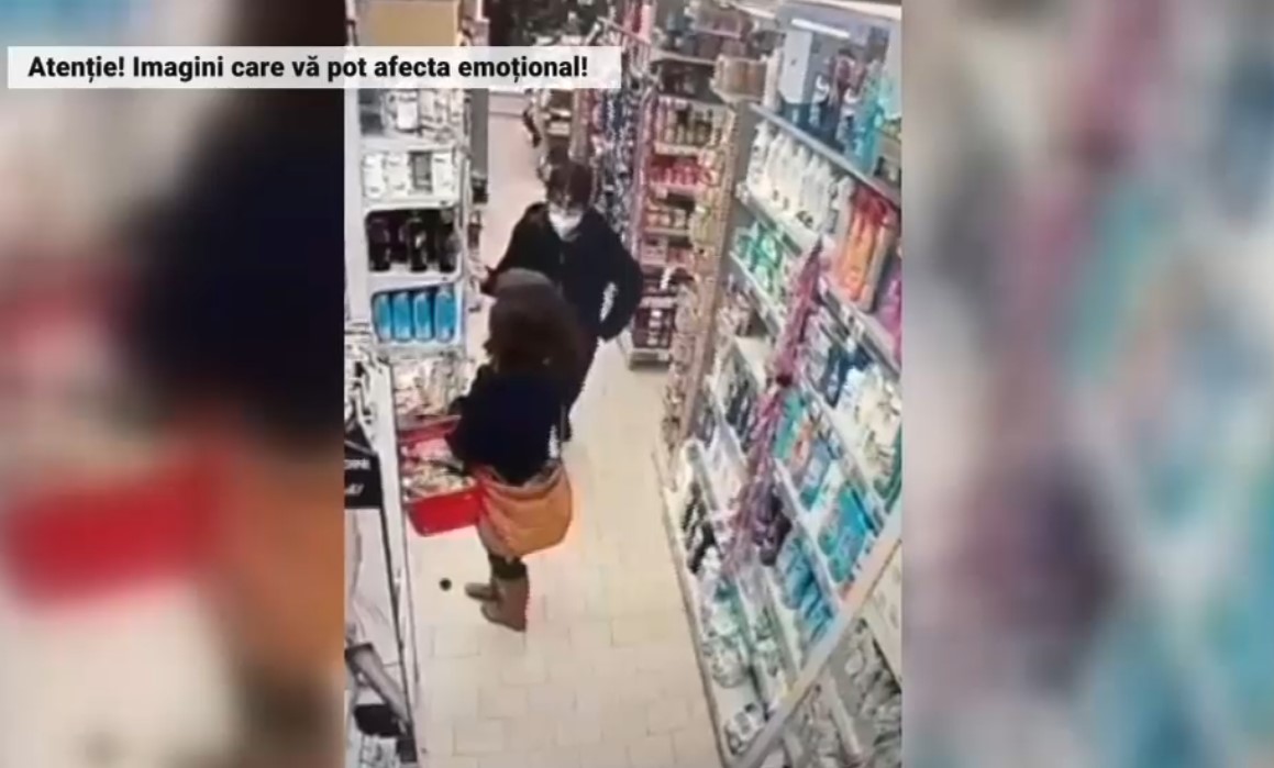 VIDEO. Momentul în care un tânăr de 17 ani a înjunghiat o femeie într-un supermarket din Cluj-Napoca