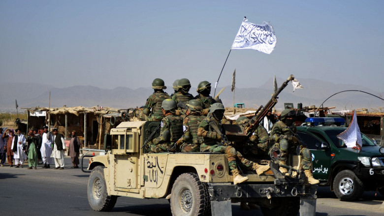 Talibanii au organizat prima paradă militară.