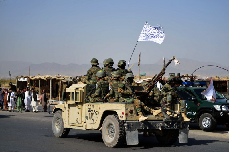 Talibanii au organizat prima paradă militară.