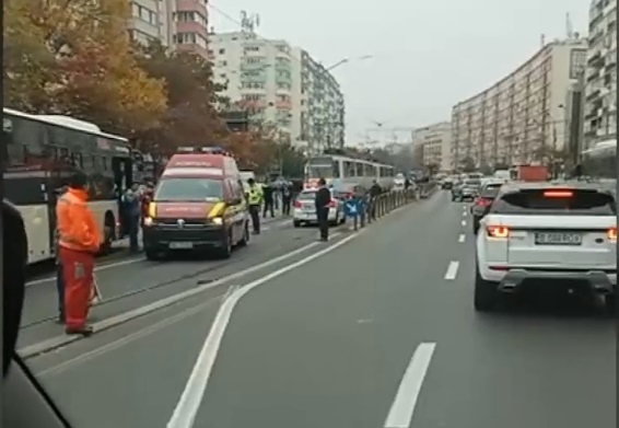 Tramvaie blocate în sectorul 2, după un accident în care a fost implicat un autobuz