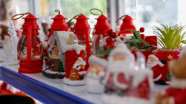 SO PAULO, SP - 28.10.2021: ARTIGOS DE NATAL J DOMINAM PRATELEIRAS - The preparation for Christmas brings a lot of expectations to shopkeepers, who are already betting on Christmas items in the month of October. Christmas trees, plastic ornaments and nativ