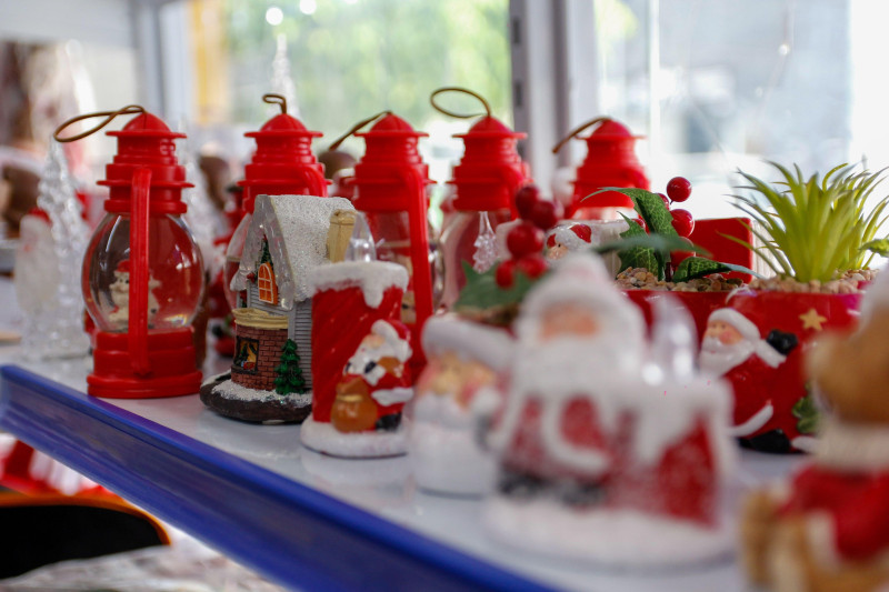 SO PAULO, SP - 28.10.2021: ARTIGOS DE NATAL J DOMINAM PRATELEIRAS - The preparation for Christmas brings a lot of expectations to shopkeepers, who are already betting on Christmas items in the month of October. Christmas trees, plastic ornaments and nativ