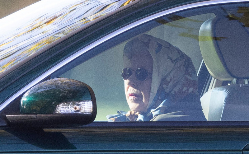 Regina Marii Britanii, surprinsă la volanul mașinii