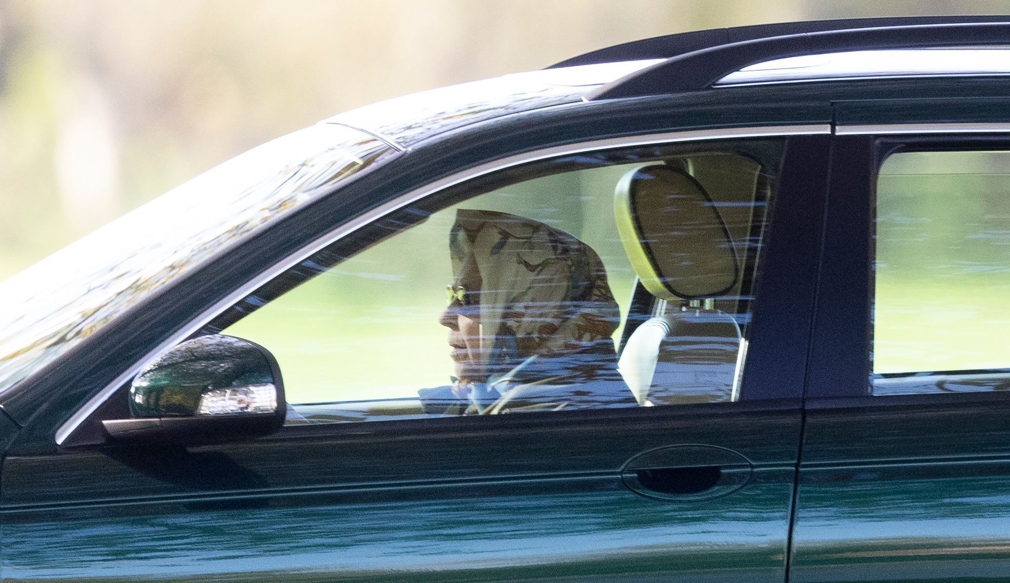 Regina Marii Britanii, surprinsă la volanul mașinii