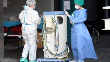 personal medical echipat anticovid langa un ventilator