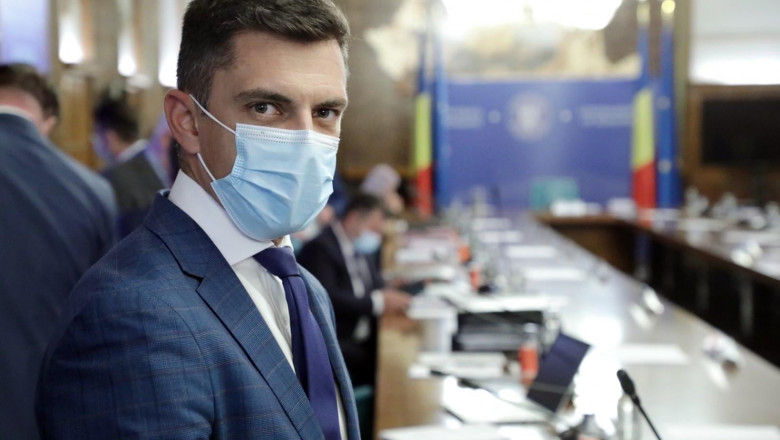 Ministrul interimar al Sportului, Eduard Novak cu mascca la guvvrn