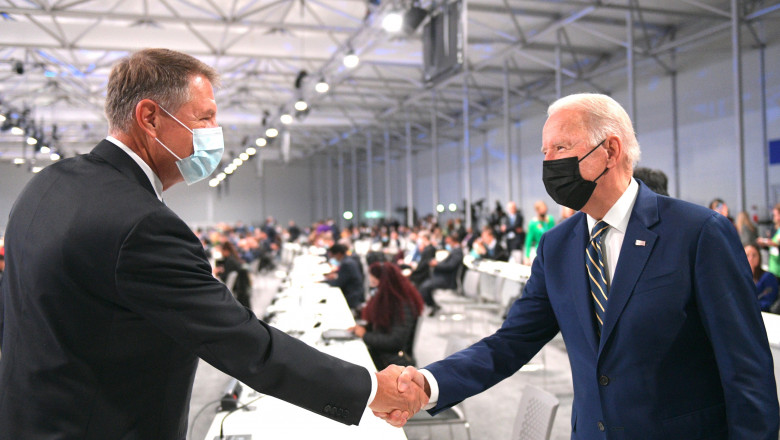 Klaus Iohannis dă mâna cu Joe Biden la summit-ul COP26 de la Glasgow.