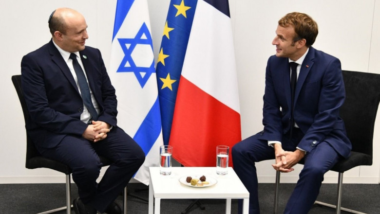 Naftali Bennett și Emmanuel Macron la aceeasi masa cu steagurile israelului frantei si ue pe fundal, la cop26