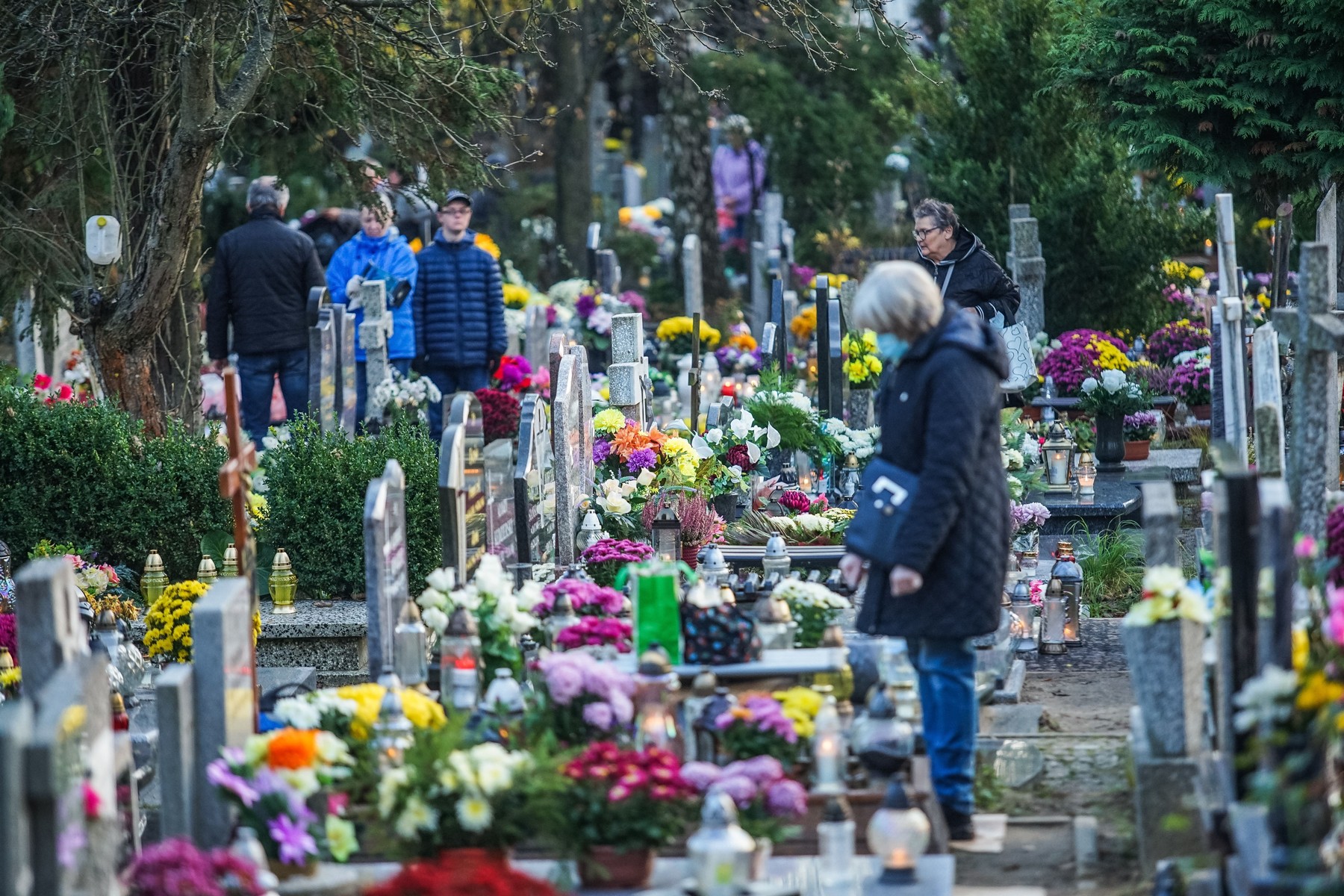 Polonia amenajează centre de vaccinare anti-Covid lângă cimitire, pentru cei care merg la mormintele celor dragi