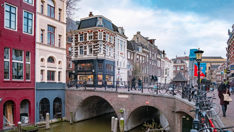 Imagine cu cladiri și un canal din Utrecht, Olanda.