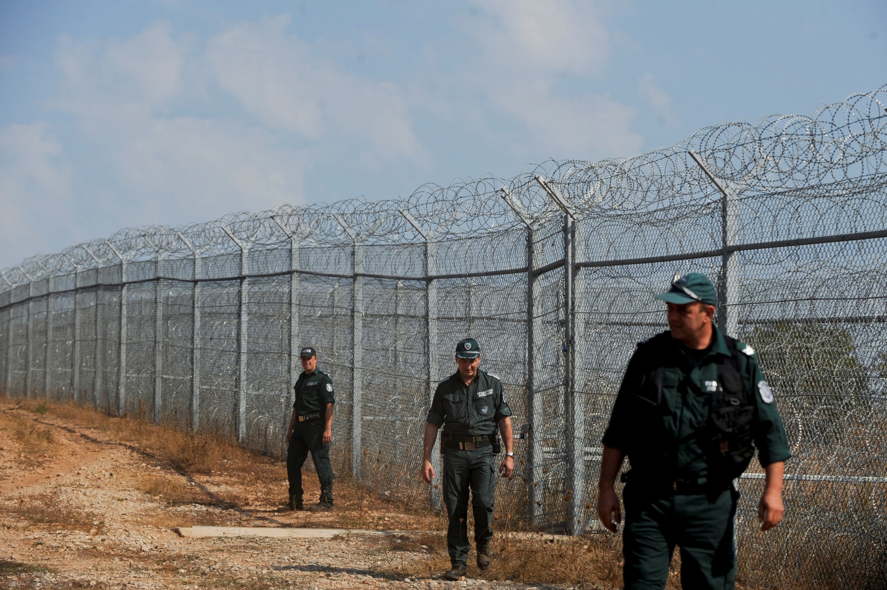 Bulgaria mobilizează sute de militari la granița cu Turcia, pentru oprirea imigranţilor