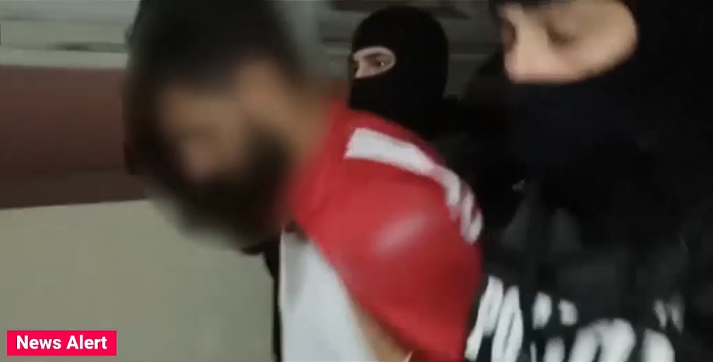 VIDEO. Tatăl vitreg al fetiței ucise la Arad, dus în cătușe la audieri. Ce le-ar fi declarat el anchetatorilor