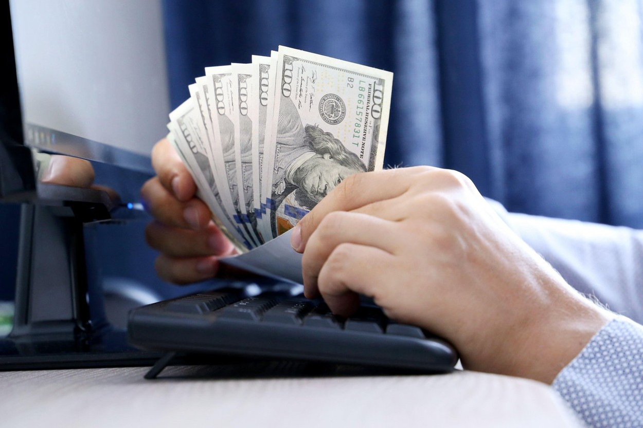 O companie fondată de 3 studenți din Noua Zeelandă le-a dat angajaților prime de 10.000 de dolari