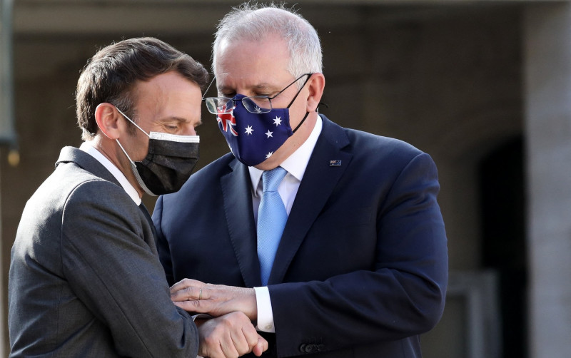 Le président Emmanuel Macron reçoit Scott Morrison, premier ministre d'Australie, au palais de l'Elysée ŕ Paris