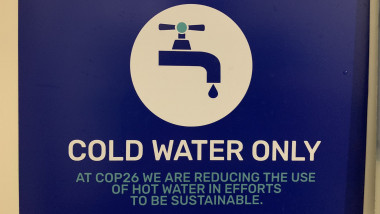 Afiș care îi înștiințează pe participanții la COP26 că nu există apă caldă.