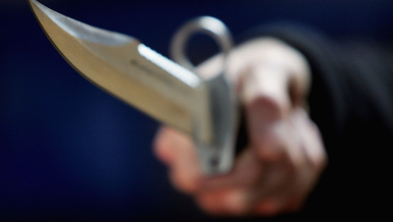 O femeie a fost atacată cu un cuțit și tăiată pe față într-o sală a Judecătoriei Constanţa