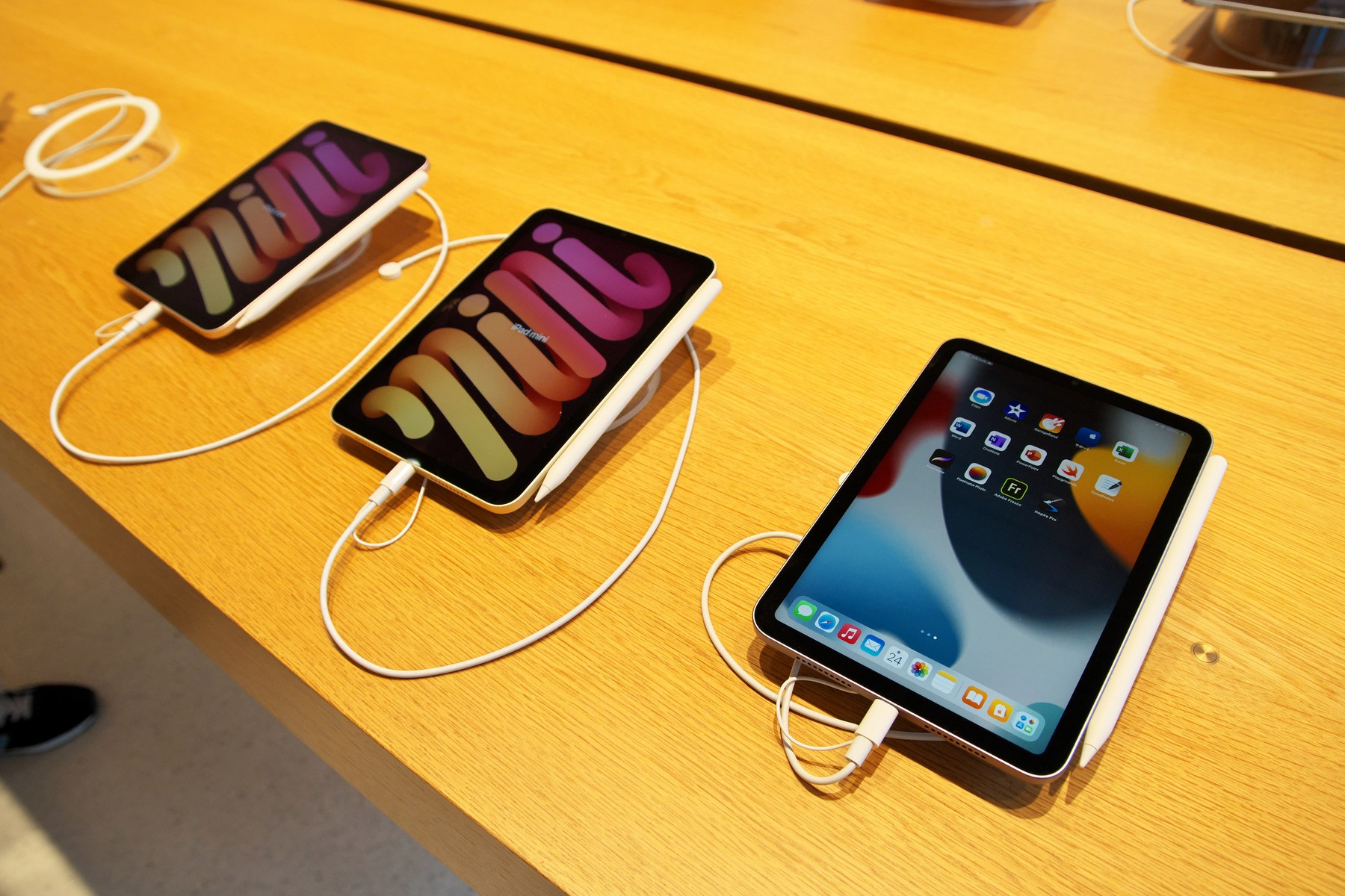 Apple reduce producţia de iPad-uri pentru a folosi cipurile la telefoanele iPhone 13