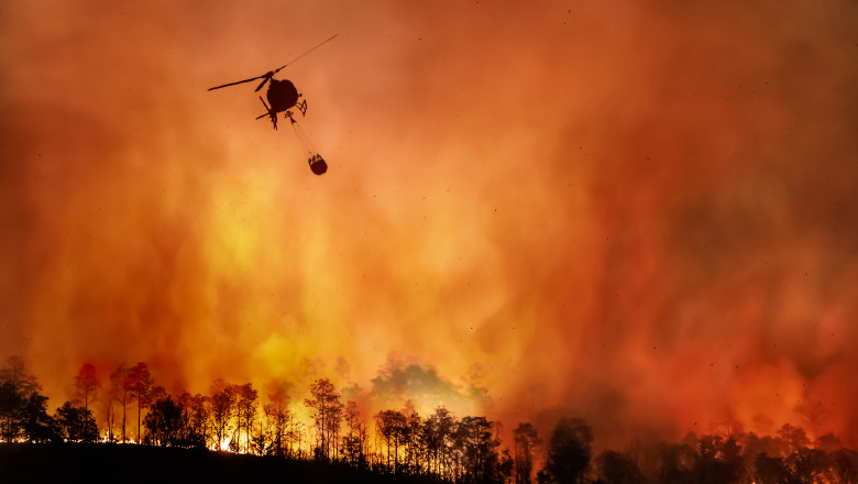 un elicopter stinge incendiul de vegetație în california