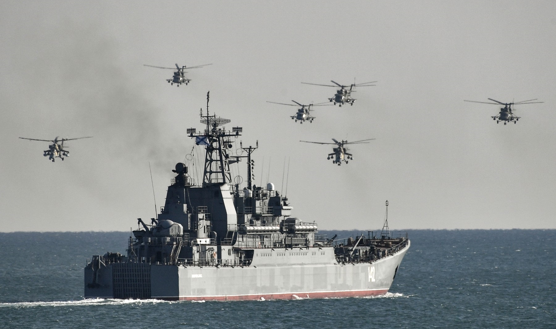 Exerciții militare ruse în Marea Neagră, care coincid cu prezenţa în zonă a două nave americane. Putin: Putem să le vedem prin cătare