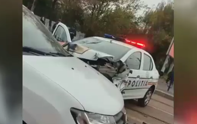 VIDEO. Biciclist lovit de mașina Poliției, în București. Autospeciala s-a oprit în gardul care încadrează linia de tramvai