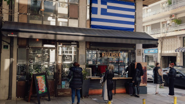 oameni la coada la un bar din grecia