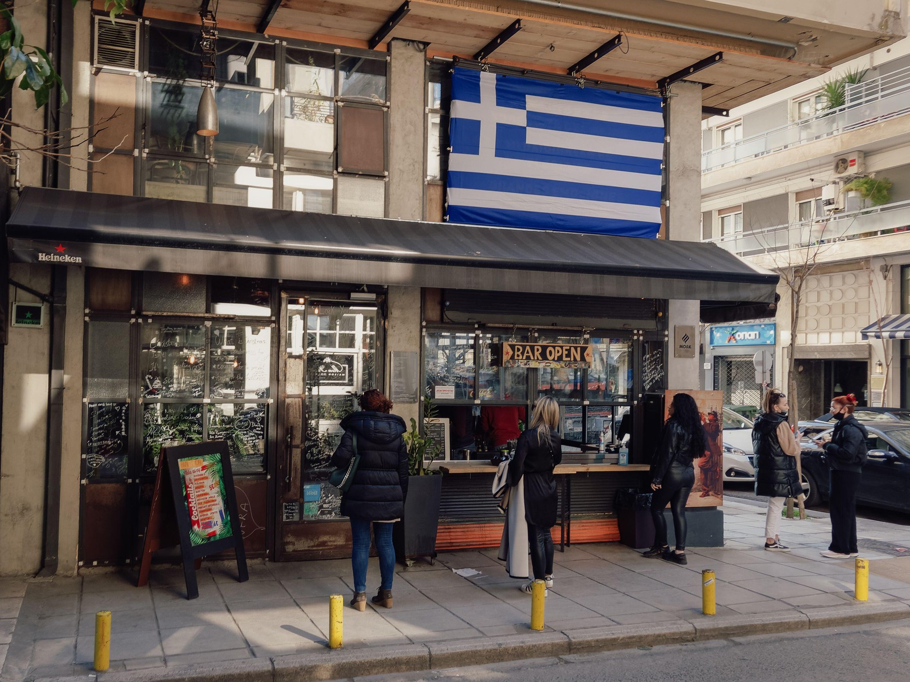 Grecia reduce carantina la cinci zile pentru a nu paraliza funcționarea țării pe perioada valului Omicron